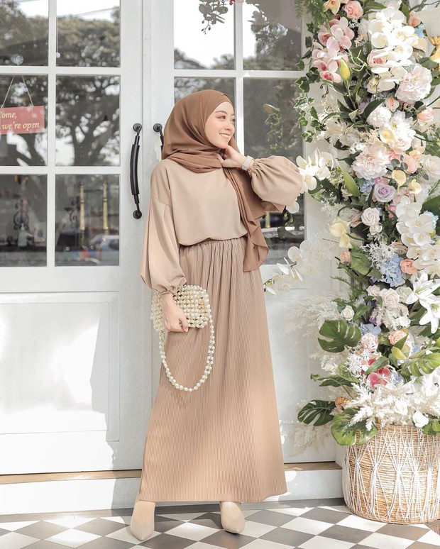 Gaya bernuansa earth tone dengan blouse dan skirt berwarna senada/instagram.com/meiraniap