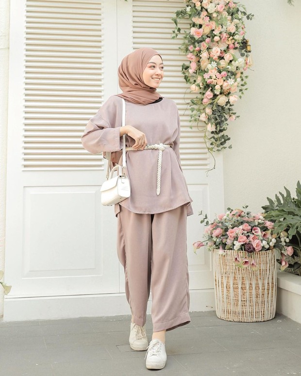 Gaya bernuansa earth tone dengan setelan nude dan hijab coklat/instagram.com/meiraniap