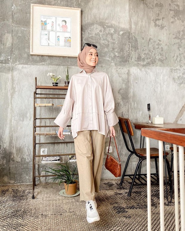 Gaya bernuansa earth tone kemeja oversized nuansa grey/instagram.com/meiraniap