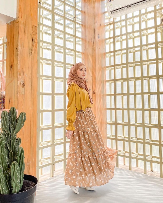 Gaya bernuansa earth tone dengan blouse mustard dan floral skirt/instagram.com/meiraniap