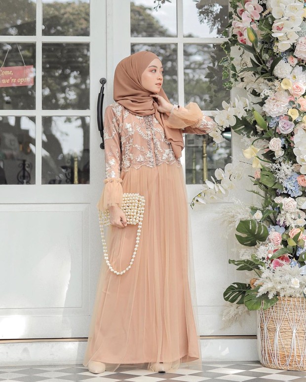 Gaya bernuansa earth tone dress untuk kondangan/instagram.com/meiraniap
