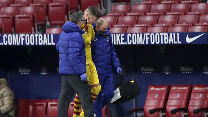 MADRID, SPAIN - NOVEMBER 21: Gerard Pique of FC Barcelona reacts as he leaves the pitch due to injury during the La Liga Santander match between Atletico de Madrid and FC Barcelona at Estadio Wanda Metropolitano on November 21, 2020 in Madrid, Spain. Football Stadiums around Europe remain empty due to the Coronavirus Pandemic as Government social distancing laws prohibit fans inside venues resulting in fixtures being played behind closed doors. (Photo by Gonzalo Arroyo Moreno/Getty Images)