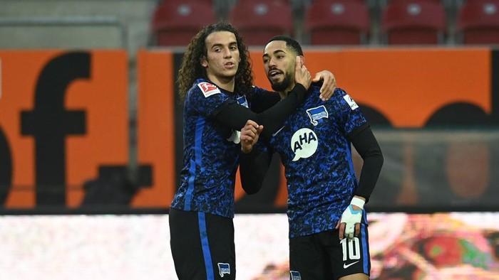 Hertha Berlins Brazilian forward Matheus Cunha (R) and Hertha Berlins French midfielder Matto Guendouzi (L) celebrate after the goal during the German first division football Bundesliga match between FC Augsburg 1907 and Hertha BSC Berlin in Augsburg, southern Germany, on November 7, 2020. (Photo by Christof STACHE / AFP) / DFL REGULATIONS PROHIBIT ANY USE OF PHOTOGRAPHS AS IMAGE SEQUENCES AND/OR QUASI-VIDEO