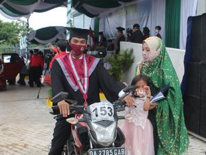 Guru Honorer di Kalsel Ini Ajak Anak-Istri Naik Motor Tempuh 300 Km Demi Wisuda