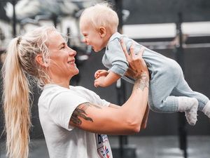 Tergila-gila Olahraga, Wanita Ini Kembali ke Gym Sehari Setelah Melahirkan