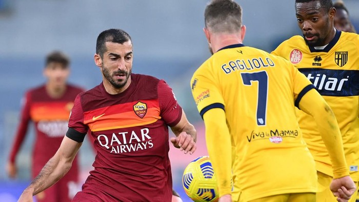 Romas Armenian midfielder Henrikh Mkhitaryan (LL) challenges Parmas Swedish defender Riccardo Gagliolo during the Italian Serie A football match AS Roma vs Parma on November 22, 2020 at the Olympic stadium in Rome. (Photo by Vincenzo PINTO / AFP)