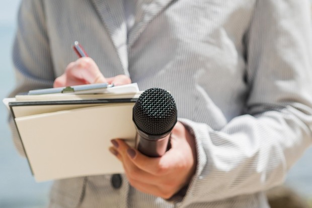 Jurnalis/freepik.com Nah, buat kamu yang hobinya menulis dan jalan-jalan, jurnalis bisa menjadi bidang pekerjaan yang cocok untukmu.