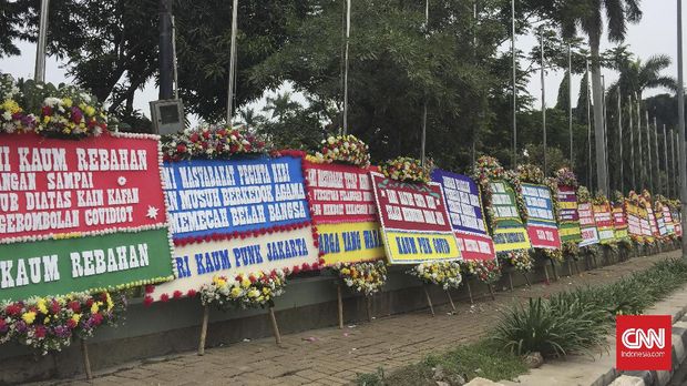 Puluhan karangan bunga membanjiri halaman depan pagar Markas Kodam Jaya, Jakarta Timur, Senin (23/11).