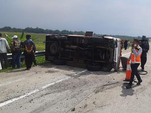 Minibus Rombongan Asal Lumajang Terguling di Tol Jomo, 1 Tewas 7 Luka