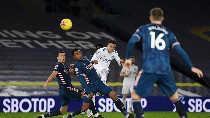 LEEDS, ENGLAND - NOVEMBER 22: Rodrigo Moreno (R) of Leeds United shoots and hits the cross bar whilst under pressure from Gabriel (C) and Granit Xhaka (L) of Arsenal during the Premier League match between Leeds United and Arsenal at Elland Road on November 22, 2020 in Leeds, England. Sporting stadiums around the UK remain under strict restrictions due to the Coronavirus Pandemic as Government social distancing laws prohibit fans inside venues resulting in games being played behind closed doors. (Photo by Michael Regan/Getty Images)