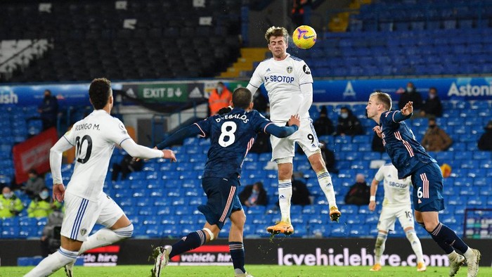 LEEDS, ENGLAND - NOVEMBER 22: Patrick Bamford of Leeds United hits the bar from a header during the Premier League match between Leeds United and Arsenal at Elland Road on November 22, 2020 in Leeds, England. Sporting stadiums around the UK remain under strict restrictions due to the Coronavirus Pandemic as Government social distancing laws prohibit fans inside venues resulting in games being played behind closed doors. (Photo by Paul Ellis - Pool/Getty Images)