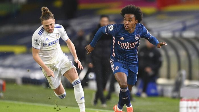 Leeds United vs Arsenal Arsenals Willian, right, gets past Leeds Uniteds Luke Ayling during an English Premier League soccer match between Leeds United and Arsenal at Elland Road Stadium in Leeds, England, Sunday Nov. 22, 2020. (Michael Regan/Pool Via AP)