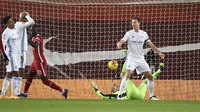 Dominasi Liverpool akhirnya berbuah hasil di menit ke-21. Diawali situasi sepak pojok, bola mengarah ke tengah kerumunan dan Jonny Evans malah menyundulnya ke gawang sendiri. Liverpool unggul 1-0. Peter Powell/Pool via AP.