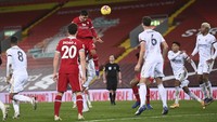 Firmino mencatatkan namanya di papan skor pada menit ke-87. Dari situasi sepak pojok yang dieksekusi James Milner, bola melayang mudah saja ditanduk Firmino ke pojok gawang. Laurence Griffiths/Pool via AP.