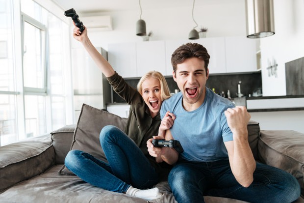 Melakukan permainan/freepik.com Sedikit persaingan dapat menjadi cara yang bagus agar menambahkan percikan api baru dalam hubungan.