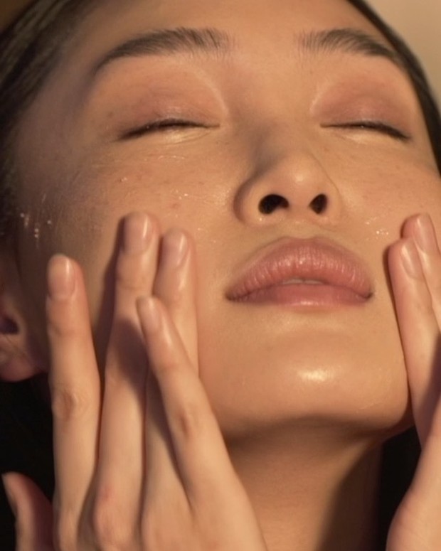 Jika make up kamu selalu terlihat bagus tetapi kemudian perlahan memburuk setelah satu jam pertama, artinya kamu membutuhkan primer.