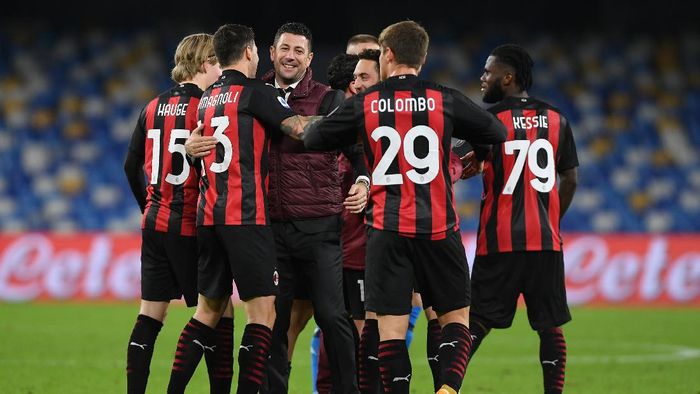 Milan NAPLES, ITALY - NOVEMBER 22: Daniele Bonera, Assistant Coach of AC Milan celebrates with Alessio Romagnoli, Lorenzo Colombo and Franck Kessie of AC Milan following their sides victory in the Serie A match between SSC Napoli and AC Milan at Stadio San Paolo on November 22, 2020 in Naples, Italy. Sporting stadiums around Italy remain under strict restrictions due to the Coronavirus Pandemic as Government social distancing laws prohibit fans inside venues resulting in games being played behind closed doors. (Photo by Francesco Pecoraro/Getty Images)