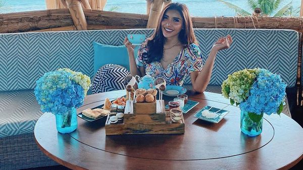 Pose Seksi Selebgram Millen Cyrus saat Nongkrong di Kafe