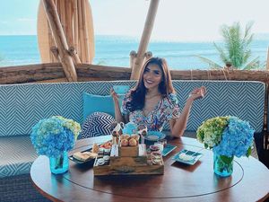 Pose Seksi Selebgram Millen Cyrus saat Nongkrong di Kafe Pose Seksi Selebgram Millen Cyrus saat Nongkrong di Kafe