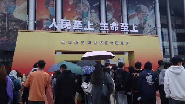 Sejumlah pengunjung antre di depan pintu masuk Museum Anti-COVID-19 di Wuhan, Provinsi Hubei, China, Sabtu (21/11/2020). Sejak dibuka pada 15 Oktober 2020, museum yang menggambarkan situasi Wuhan saat awal mula pandemi terjadi itu dikunjungi lebih dari 3.000 orang per hari. ANTARA FOTO/M. Irfan Ilmie/foc.