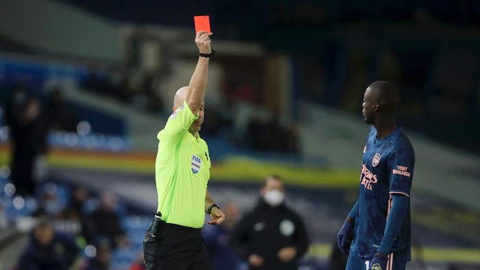 LEEDS, ENGLAND - NOVEMBER 22: Nicolas Pepe of Arsenal(R) is shown a red card by Match Referee Anthony Taylor(L) during the Premier League match between Leeds United and Arsenal at Elland Road on November 22, 2020 in Leeds, England. Sporting stadiums around the UK remain under strict restrictions due to the Coronavirus Pandemic as Government social distancing laws prohibit fans inside venues resulting in games being played behind closed doors. (Photo by Molly Darlington - Pool/Getty Images)