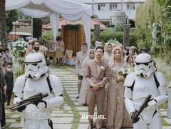 Viral Pengantin Nikah Dikawal Pasukan Stormtrooper, Bikin Iri Penggemar Star Wars