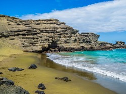 Bukan Matcha, tapi Pasir di Pantai Ini Memang Hijau!