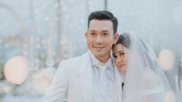 10 Momen Pernikahan Denny Sumargo dan Olivia Allan, Romantis Serba Putih