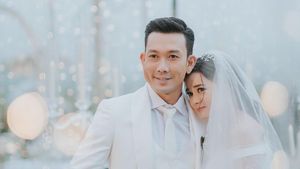10 Momen Pernikahan Denny Sumargo dan Olivia Allan, Romantis Serba Putih