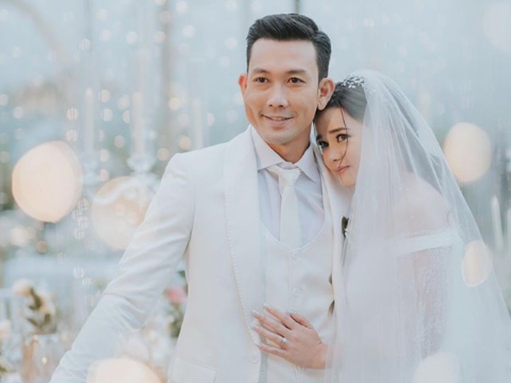 10 Momen Pernikahan Denny Sumargo dan Olivia Allan, Romantis Serba Putih