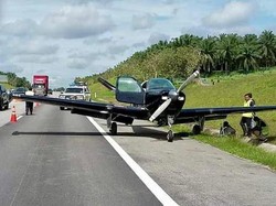 Waduh, Pesawat Ini Mendarat Darurat di Tol