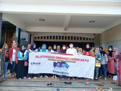 Beri Dukungan, Ibu-ibu Datangi Rumah Paslon Pilkada Rembang