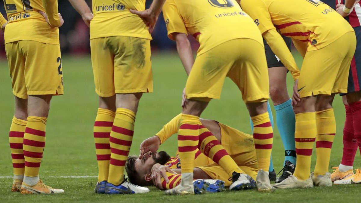 Bek senior Barcelona Gerard Pique terancam absen hingga delapan bulan. Foto: AP/Bernat Armangue