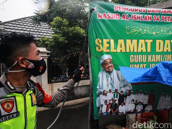Polisi Kembali Semprot Petamburan III dengan Disinfektan