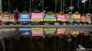 Puluhan Karangan Bunga Mejeng di Kodam Jaya
