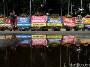 Puluhan Karangan Bunga Mejeng di Kodam Jaya