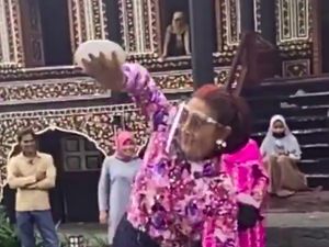 Edhy Prabowo Ditangkap KPK, Netizen Bagikan Video Bu Susi Menari Piring