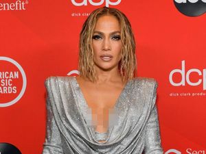 Foto: 7 Artis Berbusana Terbaik di American Music Awards 2020 Foto: 7 Artis Berbusana Terbaik di American Music Awards 2020
