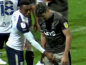 Di Laga Liga Inggris Ini Ada Aksi Remas Mr P Lawan... 2 Kali!