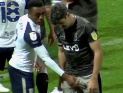 Di Laga Liga Inggris Ini Ada Aksi Remas Mr P Lawan... 2 Kali!