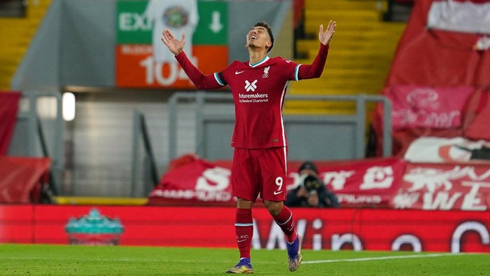 LIVERPOOL, ENGLAND - NOVEMBER 22: Roberto Firmino of Liverpool celebrates after scoring their teams third goal during the Premier League match between Liverpool and Leicester City at Anfield on November 22, 2020 in Liverpool, England. Sporting stadiums around the UK remain under strict restrictions due to the Coronavirus Pandemic as Government social distancing laws prohibit fans inside venues resulting in games being played behind closed doors. (Photo by Jon Super - Pool/Getty Images)