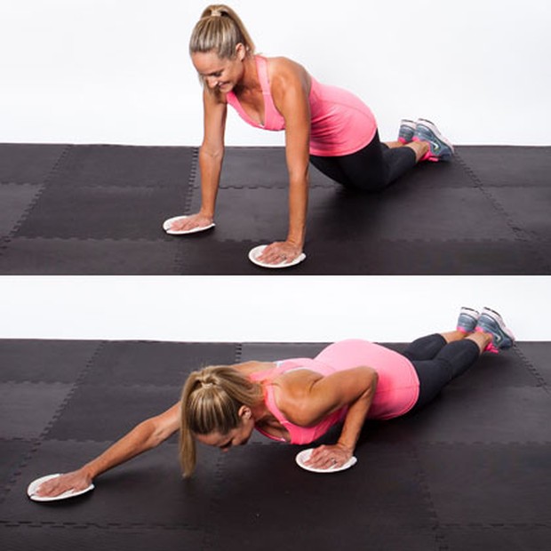 Melakukan gerakan push up ini, dengan letakkan tangan selebar bahu di lantai dengan slider di bawah kedua telapak tangan.