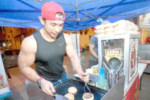 Tampan dan Atletis, Binaragawan Penjual Burger Salmon Ini Jadi Viral