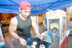 Tampan dan Atletis, Binaragawan Penjual Burger Salmon Ini Jadi Viral