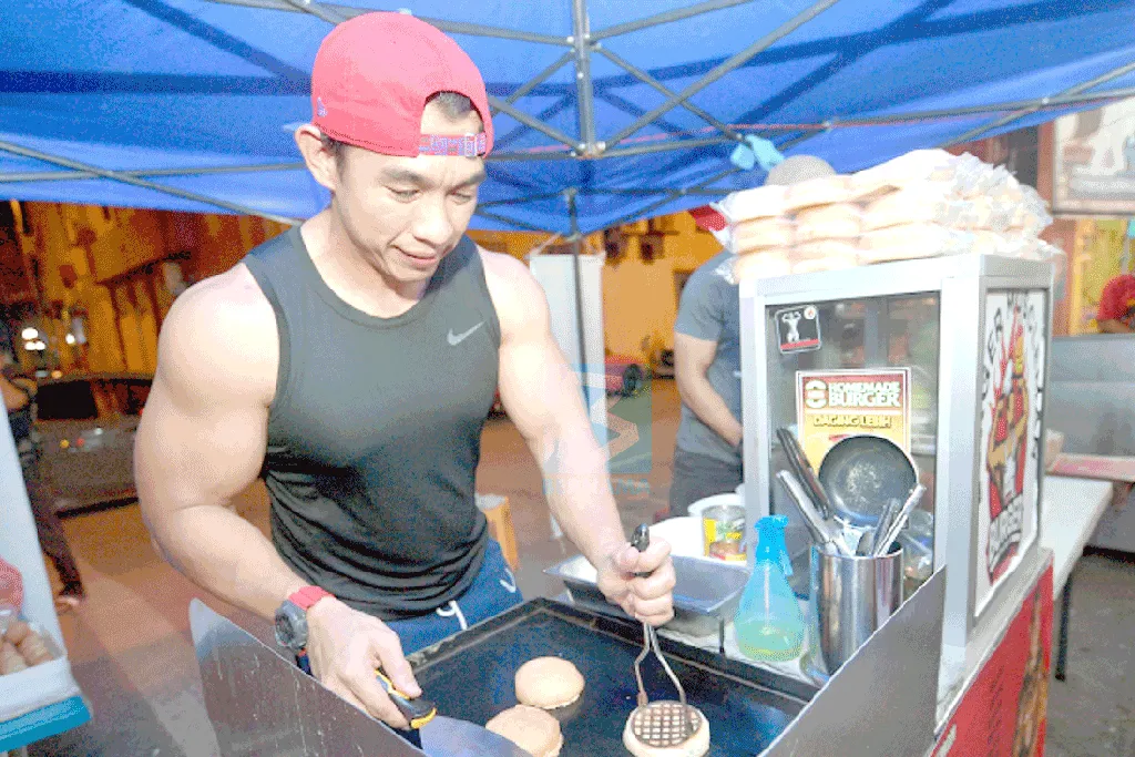 Tampan dan Atletis, Binaragawan Penjual Burger Salmon Ini Jadi Viral Tampan dan Atletis, Binaragawan Penjual Burger Salmon Ini Jadi Viral