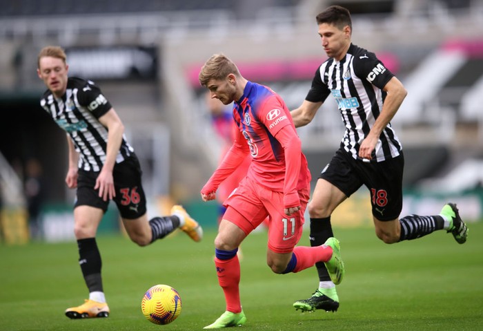 NEWCASTLE UPON TYNE, ENGLAND - NOVEMBER 21: Timo Werner of Chelsea is challenged by Federico Fernandez of Newcastle United during the Premier League match between Newcastle United and Chelsea at St. James Park on November 21, 2020 in Newcastle upon Tyne, England. Sporting stadiums around the UK remain under strict restrictions due to the Coronavirus Pandemic as Government social distancing laws prohibit fans inside venues resulting in games being played behind closed doors. (Photo by Alex Pantling/Getty Images)