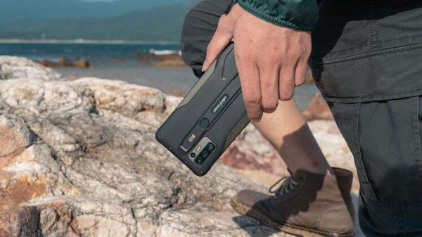 Wujud HP Tahan Banting 5G Pertama di Dunia