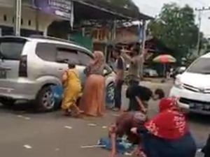 Viral Pemobil Sebar Uang di Tengah Jalan, Diduga untuk Sumbang Masjid
