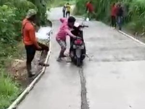 Viral Motor Terobos Jalan Cor Masih Basah di Tulungagung