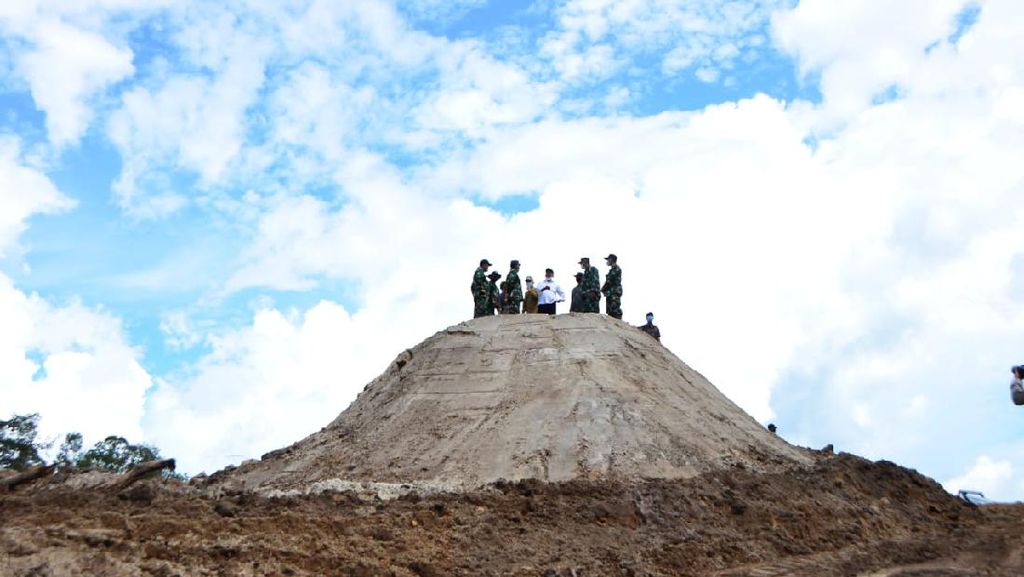 Wamenhan Tinjau Pembukaan Lahan Food Estate di Gunung Mas Wamenhan Tinjau Pembukaan Lahan Food Estate di Gunung Mas